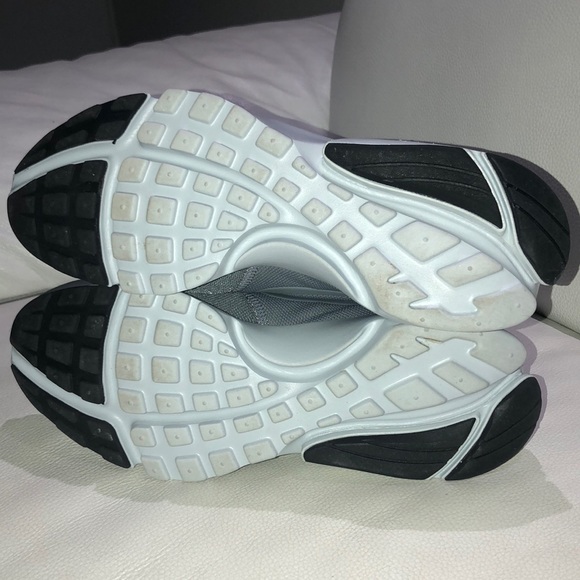 Nike shoes . Excellent condition. - Picture 3 of 4